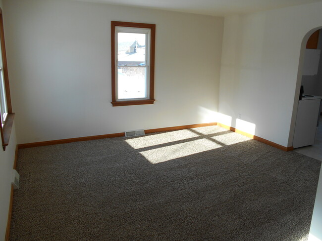 living room - 807 Powell Ave