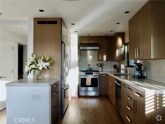 Building Photo - 604 Poinsettia Ave