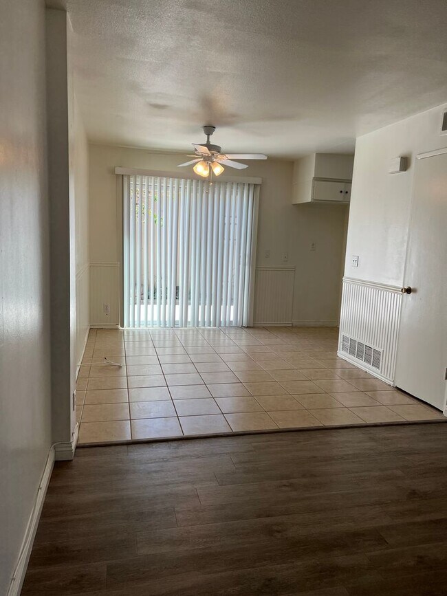 Foto del edificio - Downstairs End Unit  Townhouse- OPEN HOUSE...