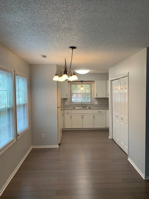 Building Photo - 2 Bed 1.5 Bath Townhouse in Eric Court