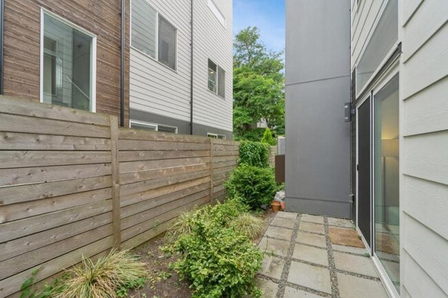 Building Photo - 2 bedroom in Seattle WA 98107