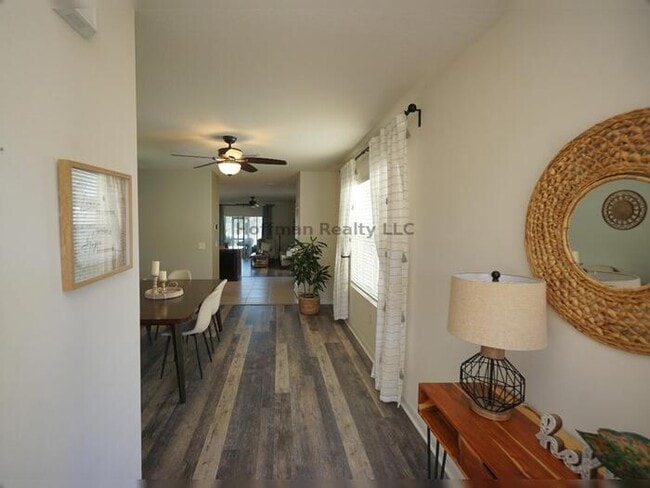 Foto del edificio - Fully Furnished Lakefront 3BR Home with Screened Lanai!!