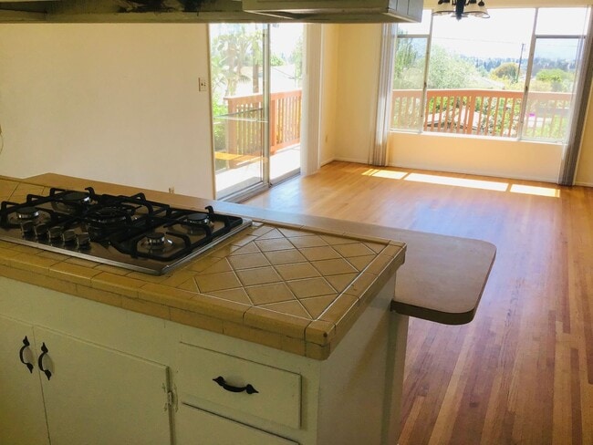 Building Photo - Camarillo Heights 3 Bedroom