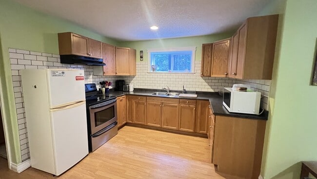 Building Photo - 665-665 Admirals Rd