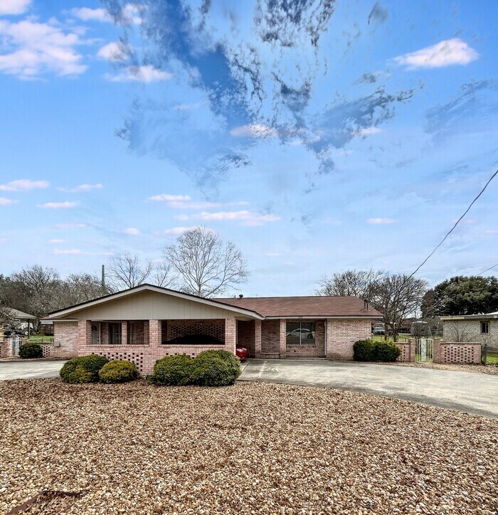 Foto principal - 1212 Hillcrest Dr