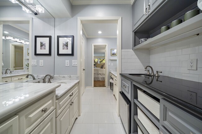 Building Photo - 8944 Chatsworth Dr