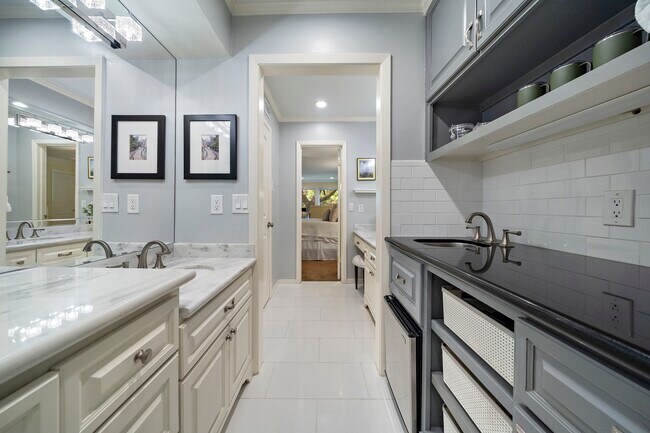 Foto del edificio - 8944 Chatsworth Dr