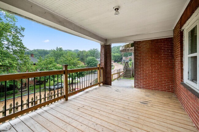 Foto del edificio - Updated 3 Bed, 1 Bath with Central AC, Laundry in Basement! Available Early June