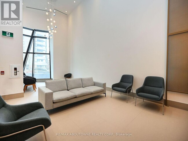 Photo du bâtiment - 430-1430 Square One Dr