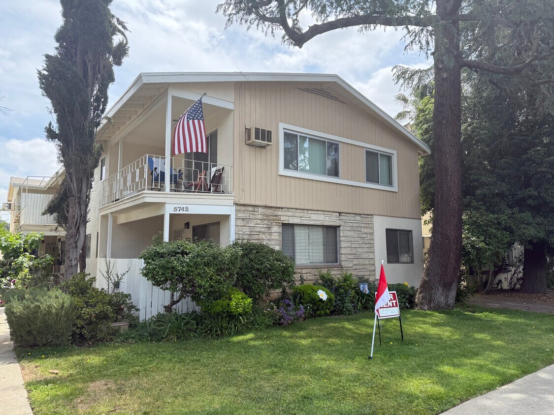 Primary Photo - 5742 Hazeltine Ave
