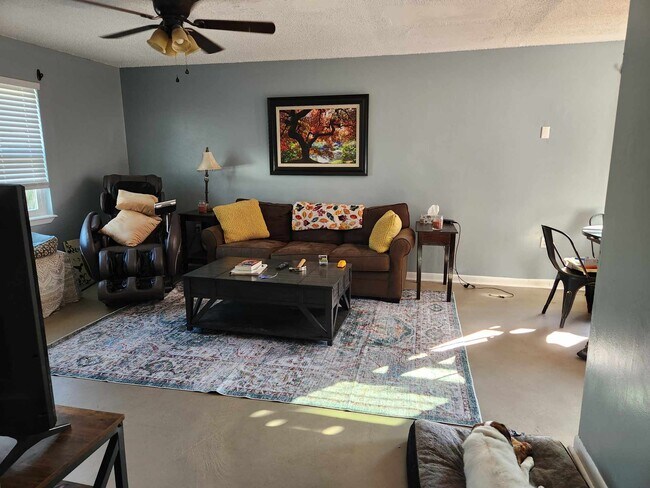 Foto del edificio - 710 Shady Lane Dr