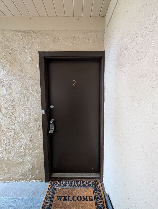 Foto del edificio - 3 bed / 2 bah Condo. Hardwood floor, forced heat, lots of HOA amenities