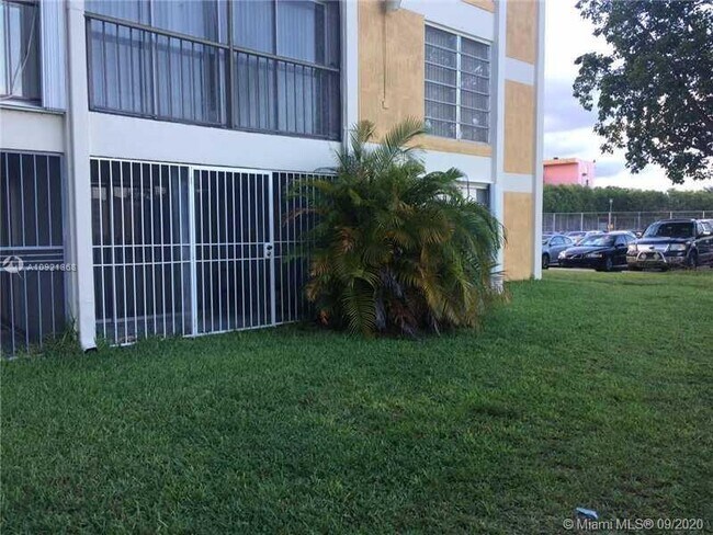 Building Photo - 9170 Fontainebleau Blvd
