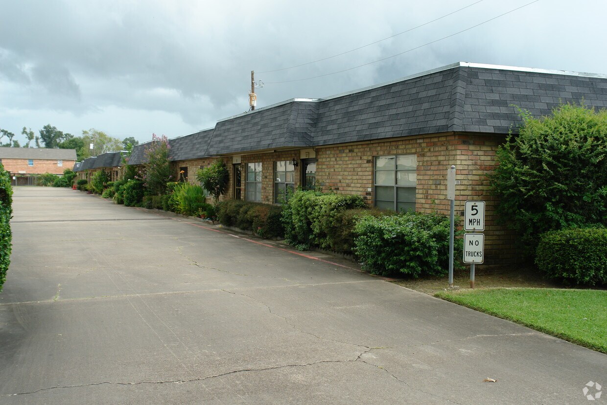 Primary Photo - 6758-6760 Prutzman Rd
