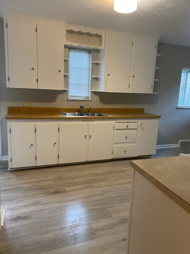 Photo - 769 Glencoe St House