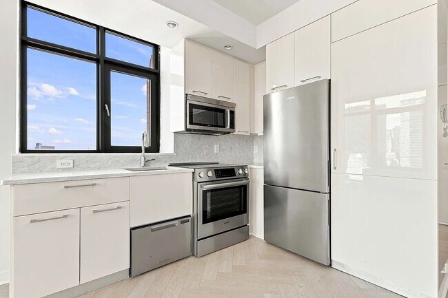 Building Photo - 49 E 34th St