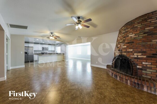 Building Photo - 11237 N 58th Dr