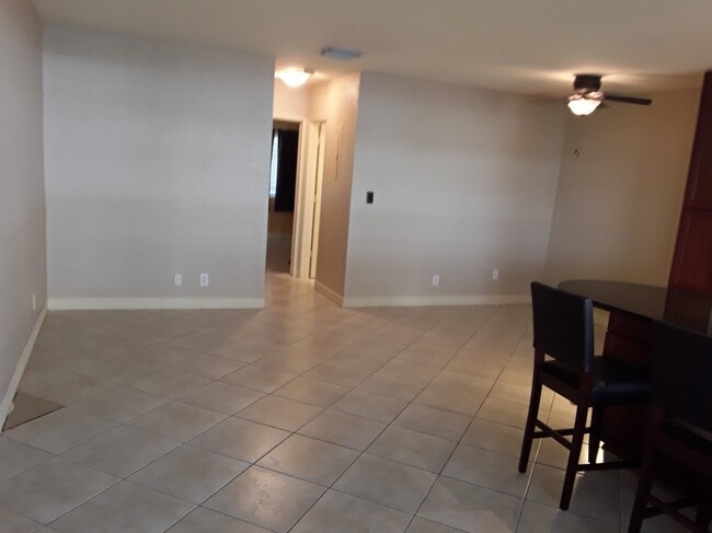 Liv Room - 2881 NE 32nd St