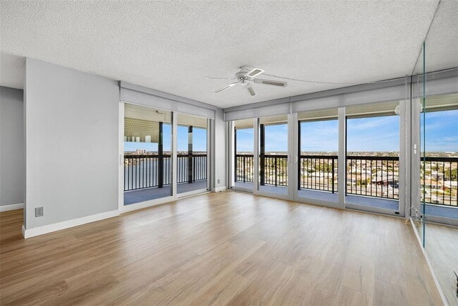 Foto del edificio - 9415 Blind Pass Rd