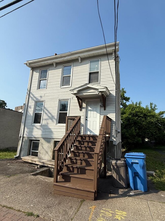 Building Photo - 23 Benson St