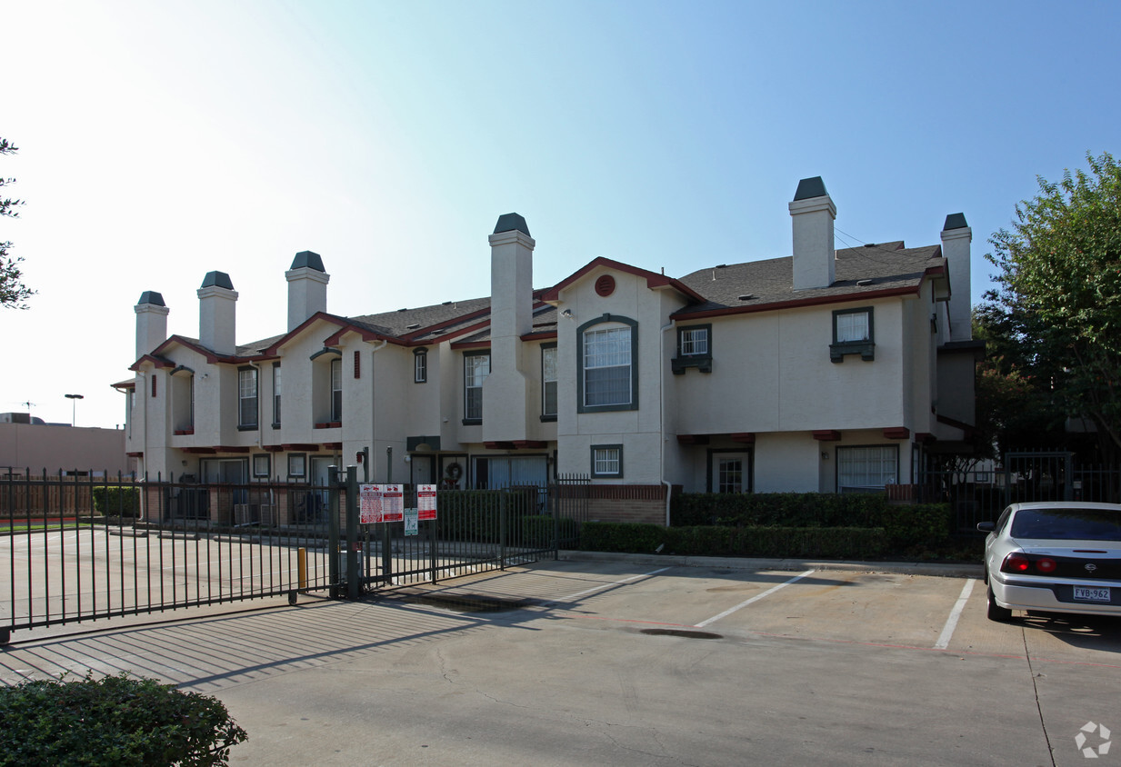 Foto del edificio - 19019 Preston Townhomes