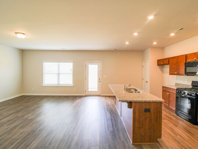 Building Photo - MOVE-IN Ready Home in New Market! $1,200 Rent Special!