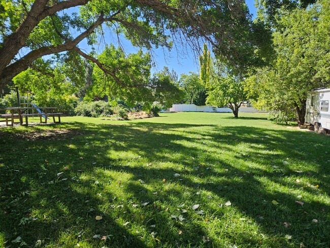 Building Photo - 672 E 400 N St