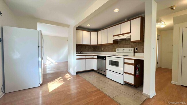 Foto del edificio - 64 Pine Hollow Rd