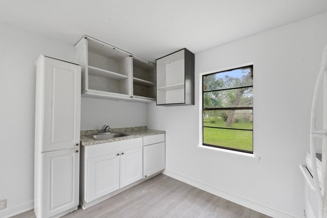 Building Photo - 806 E Emily Ave