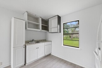 Building Photo - 806 E Emily Ave