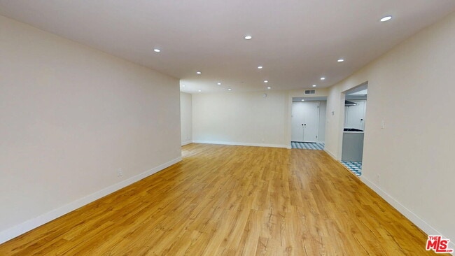 Building Photo - 6752 Hillpark Dr