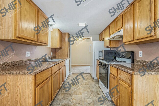 Building Photo - 3905 Camelot - Roomy 3 bedroom with Natura...