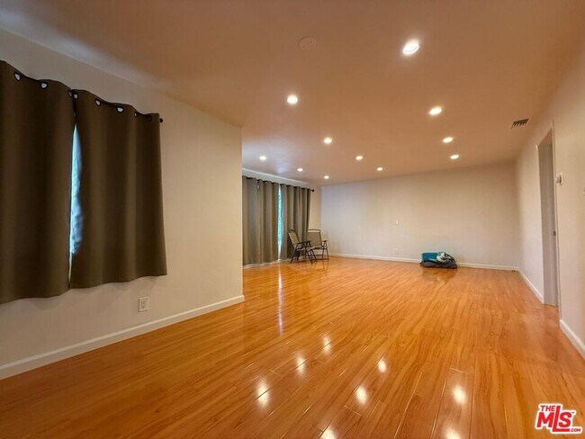 Foto del edificio - 10642 Samoa Ave