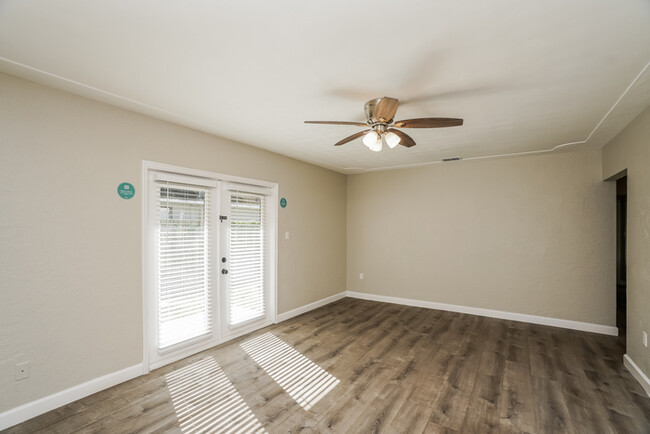 Building Photo - 714 37th St W