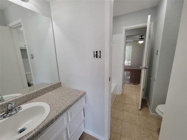 Building Photo - 4029 Briar Hollow Dr