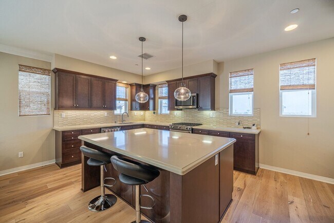 Foto del edificio - Gorgeous Lomita Townhome
