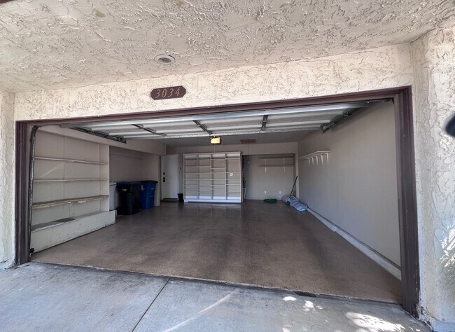 Foto del edificio - MARVELOUS 3 BEDROOM TOWNHOME WITH 2 CAR GA...