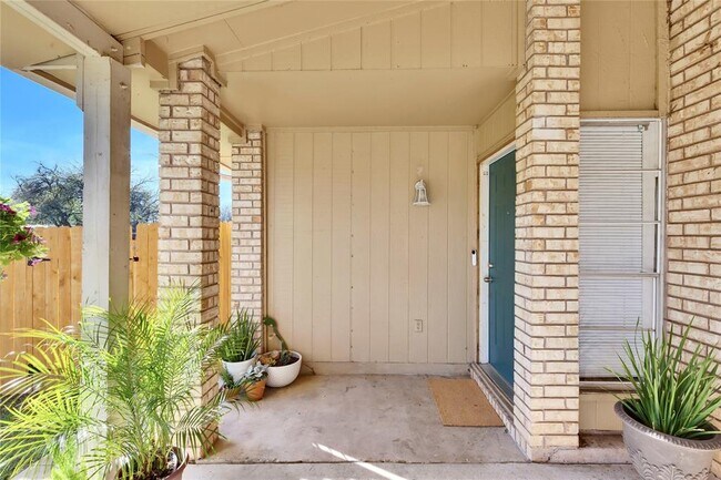 Building Photo - 6710 Stonleigh Pl