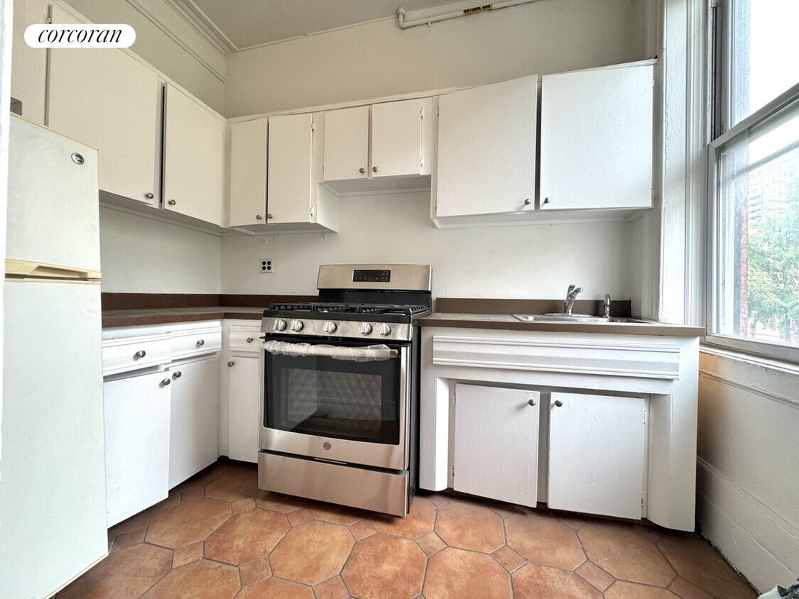 Foto del edificio - 327 W 18th St