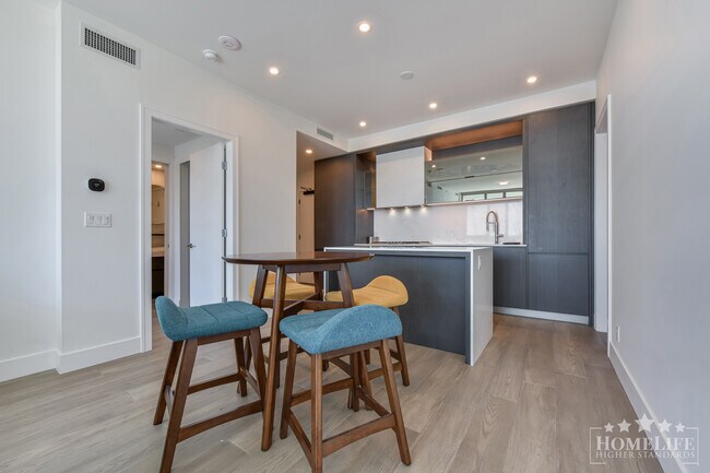 Photo du bâtiment - Luxurious 2 Bed 2 Bath Brand New Condo in White Rock at Monaco