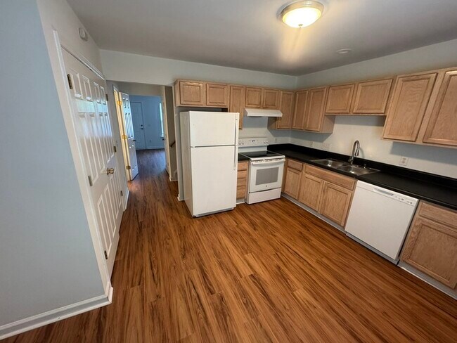Foto del edificio - AVAILABLE NOW! 3 Bed 3 Story Town Home!