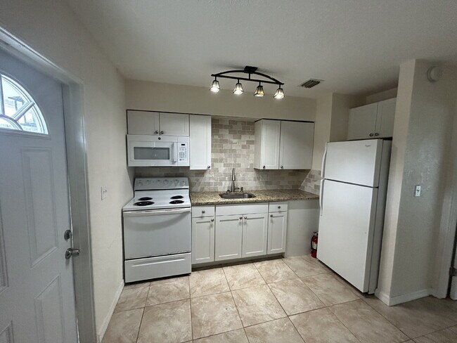 Foto del edificio - "Cozy 1-Bedroom Apartment in St. Petersburg – 550 Sq Ft of Comfort & Convenience!"