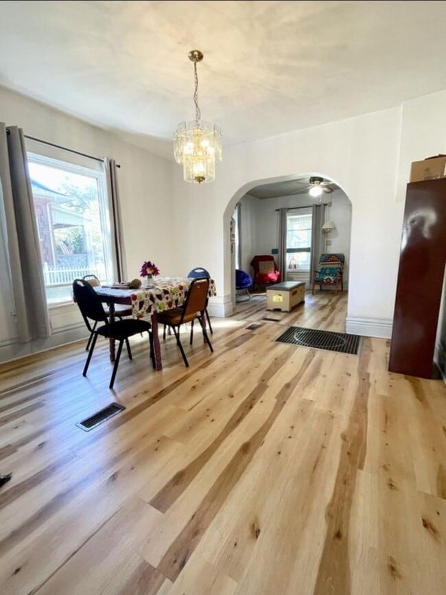 Building Photo - 806 E Loomis St