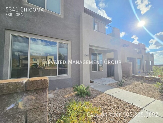 Building Photo - Brilliant, newer Santa Fe gem. 2023 built ...