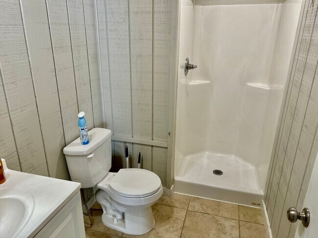 Walk in shower. - 3755 AR-375