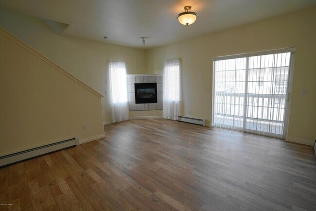 Building Photo - 2 Bedroom Townhouse near Sand Lake!
