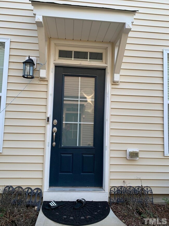 Building Photo - 4216 Vallonia Dr