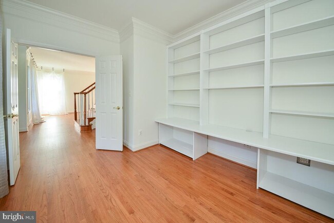 Building Photo - 855 Charwhit Ct
