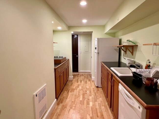 Building Photo - 31 Buckingham St