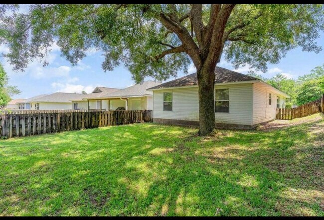 Foto del edificio - 2751 Bay Club Dr